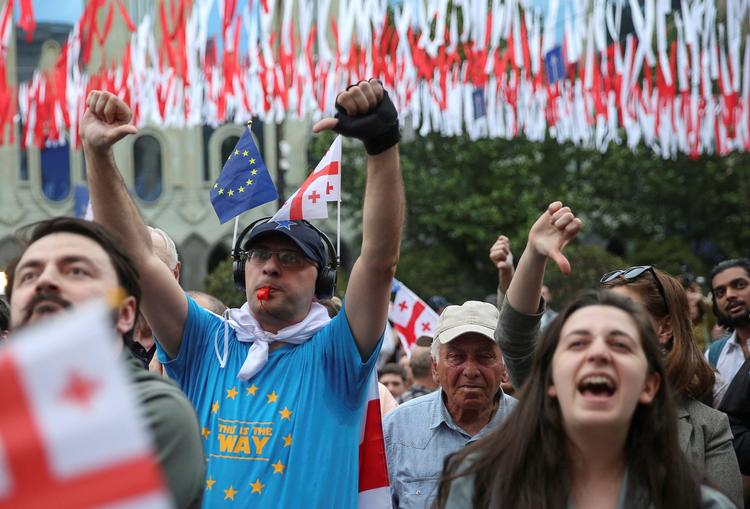 Demonstranter i Georgiens hovedstad Tbilisi i tirsdags, efter at parlamentet med et flertal annullerede præsidentens veto mod en ny såkaldt 'russerlov'. Foto: Irakli Gedenidze/Ritzau Scanpix