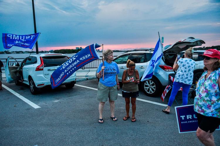 Tilhængere af den tidligere amerikanske præsident og den republikanske præsidentkandidat Donald Trump samles i nærheden af ​​hans bopæl i Mar-a-Lago, efter at han blev dømt i straffesagen i New York. Foto: Chandan Khanna/Ritzau Scanpix