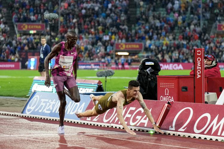 Med et spektakulært dyk frem mod målstregen endte Jakob Ingebrigtsen med akkurat at slå sin modstander, Timothy Cheruiyot. Foto: Ntb/Ritzau Scanpix