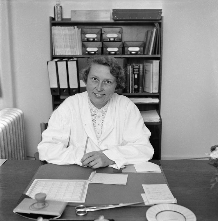 Grete Olsen i 1954, hvor hun havde sat nye standarder for behandling af modermærkekræft. Hun opererede som den første i Danmark et ondartet modermærke ved at fjerne et stort hudområde og transplantere i stedet for at skære dybt ned i vævet. Hendes arbejde nedsatte dødeligheden med 40 procent. Arkivfoto Erik Gleie