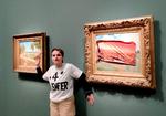 En klimaaktivist klistrede en plakat med et dystopisk motiv i røde nuancer fast til det 150 år gamle maleri ’Coquelicots’  på kunstmuseet Musee d’Orsay i Paris.  Foto: Roberta Fumagalli/Ritzau Scanpix