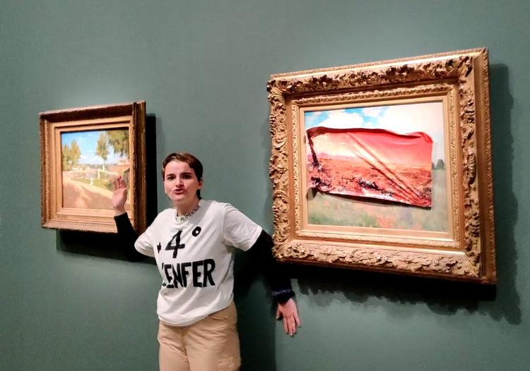 En klimaaktivist klistrede en plakat med et dystopisk motiv i røde nuancer fast til det 150 år gamle maleri ’Coquelicots’  på kunstmuseet Musee d’Orsay i Paris.  Foto: Roberta Fumagalli/Ritzau Scanpix