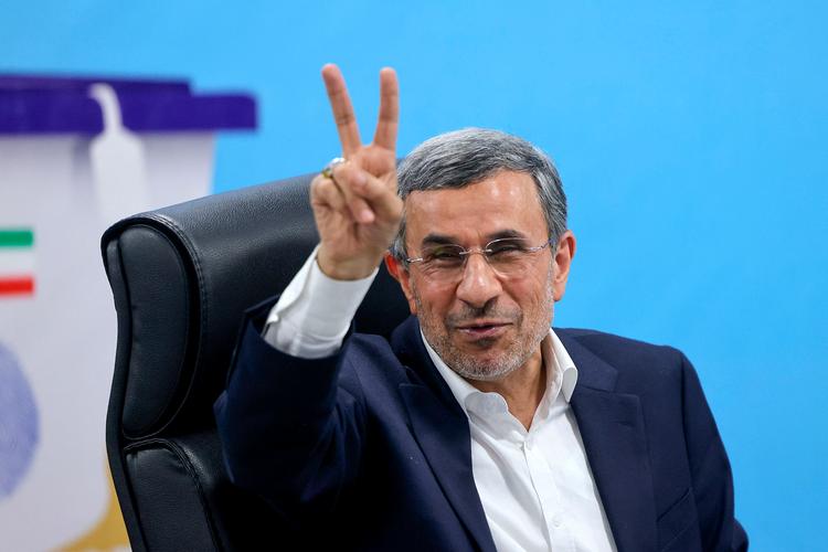 I Iran sammenlignes  Mahmoud Ahmadinejad med Donald Trump, fordi det ifølge Misha Zand  lykkes ham at iscenesætte sig selv som en outsider, selvom han har været præsident og nu vil være det igen.  Foto: Atta Kenare/Ritzau Scanpix