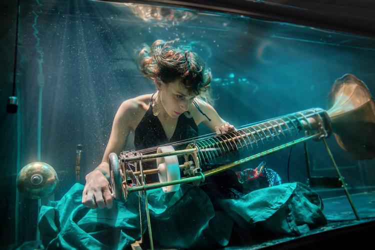 Der er noget gådefuldt rituelt over ’AquaSonic’, hvor vi ligesom musikerne med deres flydende hår og langsomme bevægelser synker ned i en let drømmeagtig tilstand. Foto: Charlotta de Miranda Foto: Charlotte de Miranda