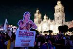Tilhængere af Claudia Sheinbaum venter på, at hun skal tale på Zocalo-pladsen i Mexico City søndag. Foto: Yuri Cortez/Ritzau Scanpix