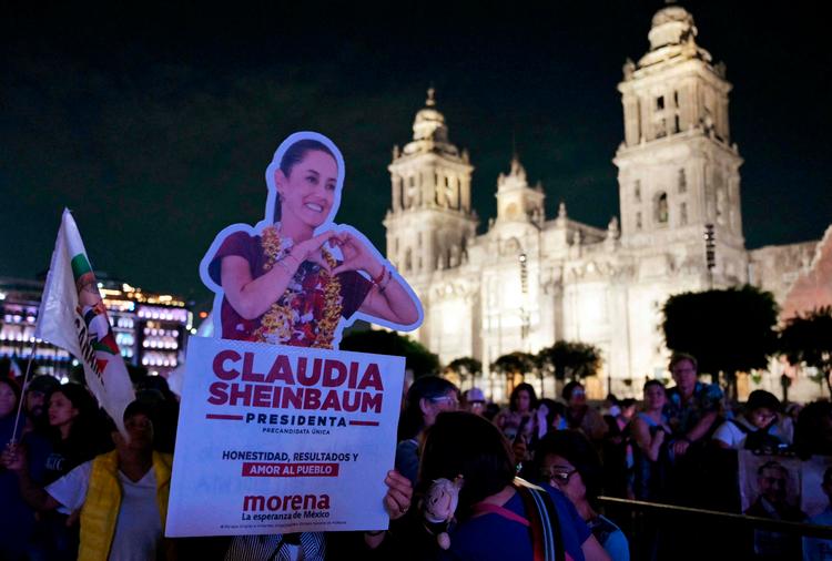 Tilhængere af Claudia Sheinbaum venter på, at hun skal tale på Zocalo-pladsen i Mexico City søndag. Foto: Yuri Cortez/Ritzau Scanpix