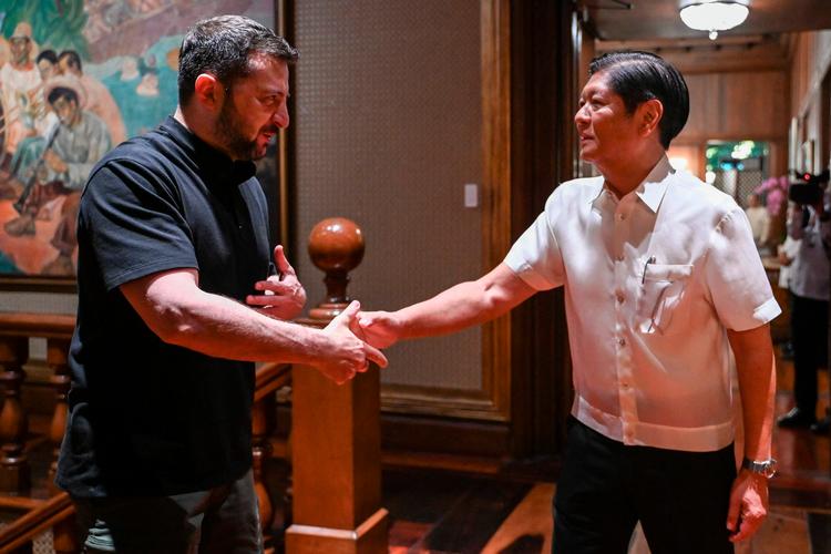 Filippinernes præsident, Ferdinand Marcos Jr., tager imod Ukraines præsidernt, Volodomyr Zelenskyj, i hovedstaden Manila.  Foto: Jam Sta Rosa/Ritzau Scanpix