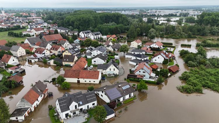 Dronefoto af oversvømmelsen i den bayerske by Gotteshofen, hvor floden Paar i weekenden gik over sine bredder. Det er en af bifloderne til Donau.
 Foto: Ayhan Uyanik/Ritzau Scanpix