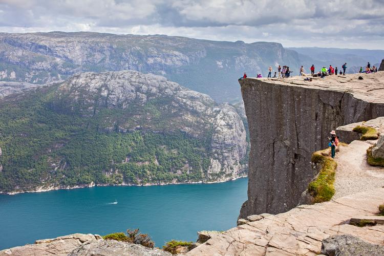 Udsigten ved Preikestolen er fantastisk - men også farlig. Foto: Lucas Vallecillos / Vwpics/Ritzau Scanpix