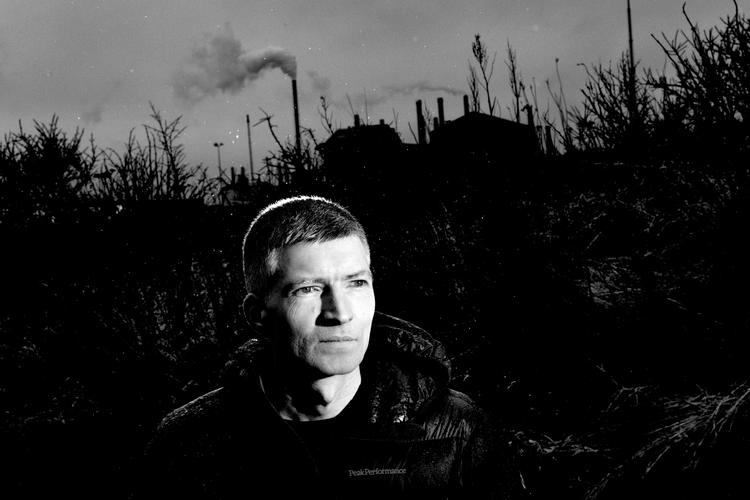     Forfatter Kim Blæsbjerg er aktuel med romanen 'De bedste familier'. Her er han fotograferet på hjemegnen ved  Lemvig.   Foto: Jacob Ehrbahn