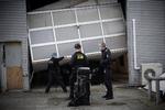 Politiet ved porten til galleriet, som tyvene bragede igennem med en bil.  Foto: Nichlas Pollier