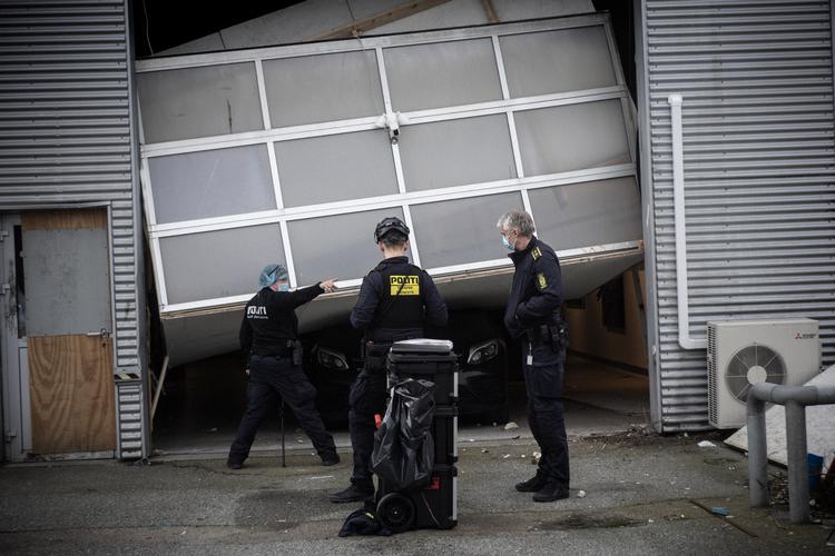 Politiet ved porten til galleriet, som tyvene bragede igennem med en bil.  Foto: Nichlas Pollier