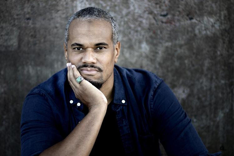 Johannes Anyuru har skrevet digte, men slog for alvor igennem med den vidunderlige og meget bevægende roman, der er baseret på hans fars historie, ’En storm kom från paradiset’. 