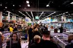 Flere undersøgelser har afdækket utallige eksempler på, hvordan butiksansatte bliver truet med vold, overdynget med skældsord og sågar spyttet på af utilfredse kunder. Tal fra Arbejdstilsynet viser, at kasseassistenter ligger på en kedelig førsteplads, når det gælder oplevelsen af uønsket seksuel opmærksomhed. Foto: Anthon Unger