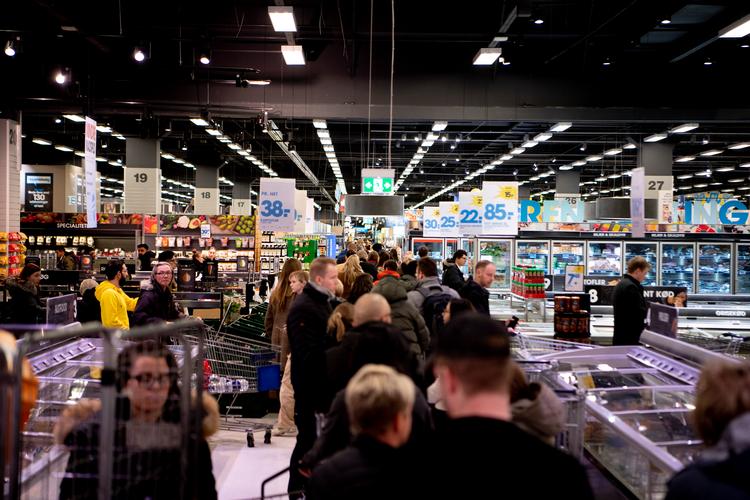 Flere undersøgelser har afdækket utallige eksempler på, hvordan butiksansatte bliver truet med vold, overdynget med skældsord og sågar spyttet på af utilfredse kunder. Tal fra Arbejdstilsynet viser, at kasseassistenter ligger på en kedelig førsteplads, når det gælder oplevelsen af uønsket seksuel opmærksomhed. Foto: Anthon Unger