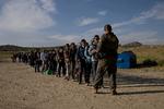 En grænsebetjent tager mod en gruppe migranter fra Jordan, Kina, Egypten og Colombia. Foto: Adrees Latif/Ritzau Scanpix