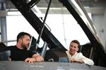 Ved et pressemøde på Flyvestation Skrydstrup i august sidste år kravlede Ukraines præsident, Volodomyr Zenelskyj, og Danmarks statsminister, Mette Frederiksen, op i et af de F.-16-kampfly, som Danmark ved samme lejlighed donerede flere af til Ukraine. Foto: Mads Nissen
