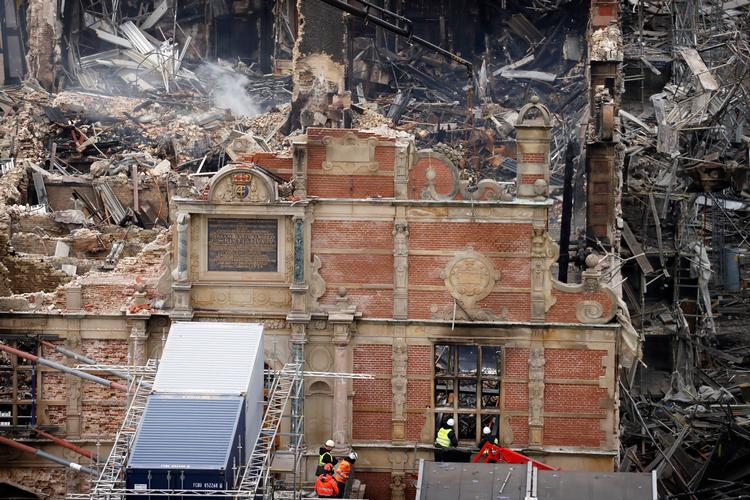 Børsen i København fotograferet en uge efter branden, der brød ud 16. april. Foto: Jens Dresling