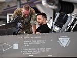 Volodymyr Zelenskyj prøvede at sidde i cockpittet i en dansk F-16, da han besøgte Flyvestation Skrydstrup i august 2023. Foto: Ernst van Norde