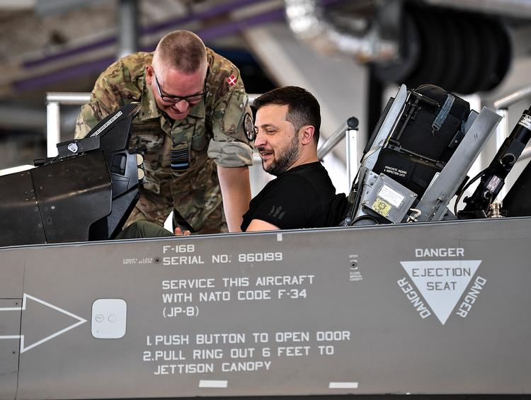 Volodymyr Zelenskyj prøvede at sidde i cockpittet i en dansk F-16, da han besøgte Flyvestation Skrydstrup i august 2023. Foto: Ernst van Norde