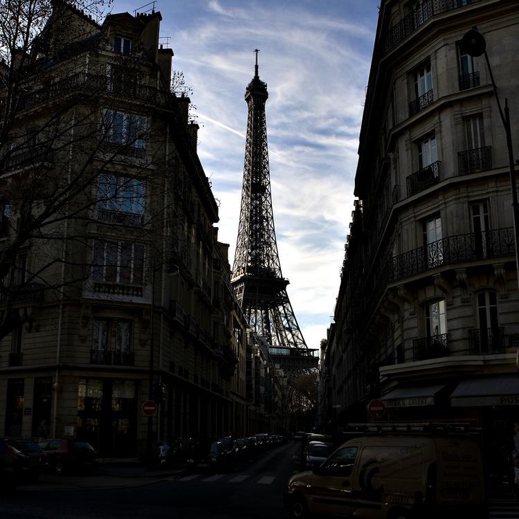 Lørdag morgen 1. juni blev fem kister placeret ved foden af Eiffeltårnet i Paris. Tre personer blev anholdt samme dag for at have placeret kisterne der. Fransk politis efterforskning peger i retning af, at de tre personer blev betalt af russiske bagmænd.  Arkivfoto: Mathilde Bech