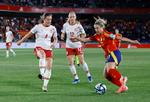 Spaniens Alexia Putellas i aktion med Danmarks Emma Færge og Kathrine Kuhl. Foto: borja suarez/Ritzau Scanpix