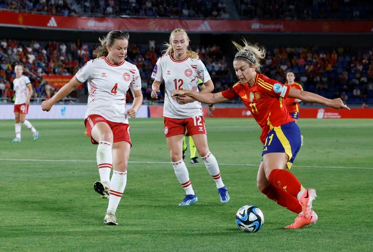 Spaniens Alexia Putellas i aktion med Danmarks Emma Færge og Kathrine Kuhl. Foto: borja suarez/Ritzau Scanpix