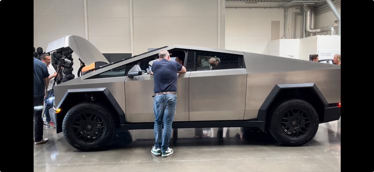 Teslas visuelt interessante, kontroversielle og ikoniske Cybertruck har startet sin turné i Danmark.  Foto: Lars Dahlager