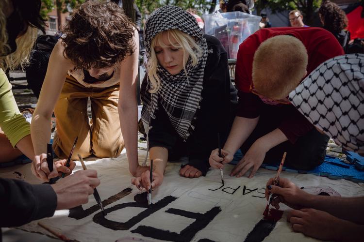 Aktivisterne i den nye propalæstinensiske teltlejr på Rådhuspladsen har kun et krav: en dansk våbenembargo mod Israel. Foto: Benjamin Krog