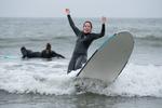 Det kræver mange forsøg og mange ture i bølgerne at lære surfingens kunst – selv på en dag med perfekte begynderbølger. ​ Foto: Ventura County Coast