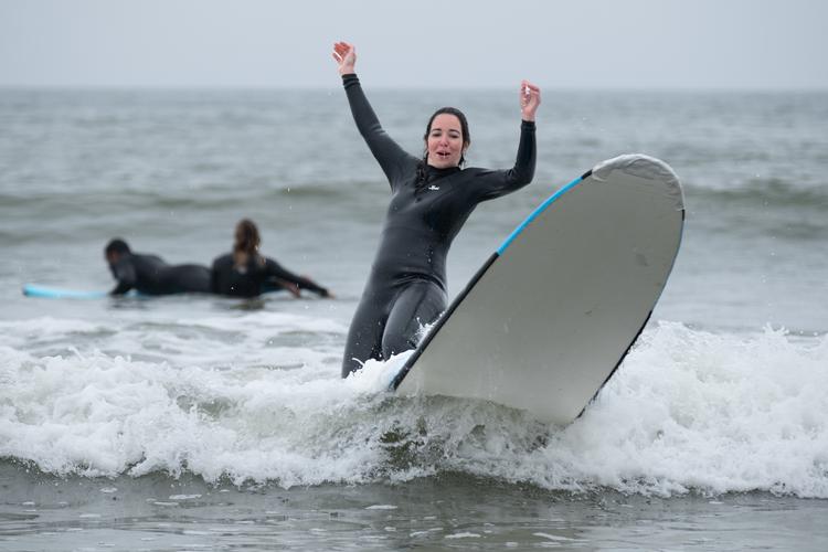 Det kræver mange forsøg og mange ture i bølgerne at lære surfingens kunst – selv på en dag med perfekte begynderbølger. ​ Foto: Ventura County Coast