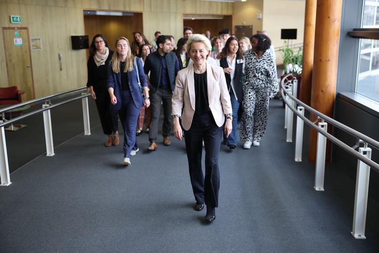 EU-toppen er så sulten efter opmærksomhed, at Ursula von der Leyen prioriterede at mødes med 27 unge danskere, primært influencere, der var på studietur til Bruxelles. Men faktisk bør EU være glad for den sparsomme medieomtale, mener Lawand Hiwa Namo, der også var med på studieturen. Privatfoto. 