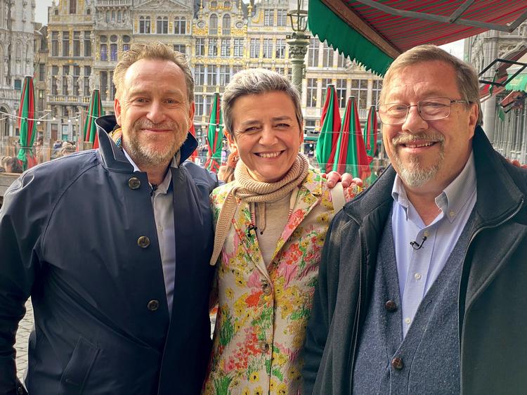 Selveste Margrethe Vestager kom forbi og kyssede brødrene på kind.  Foto: Jacob Snedevig/DR