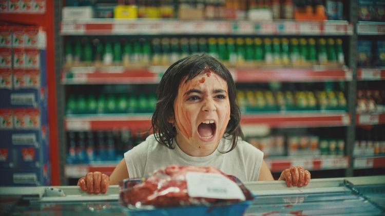 'Paradiset Brænder' vandt i 2023 Guldbaggeprisen for årets svenske film. I filmen kæmper tre søstre mellem 7 og 16 år at undgå de sociale myndigheder. Foto: Still fra filmen