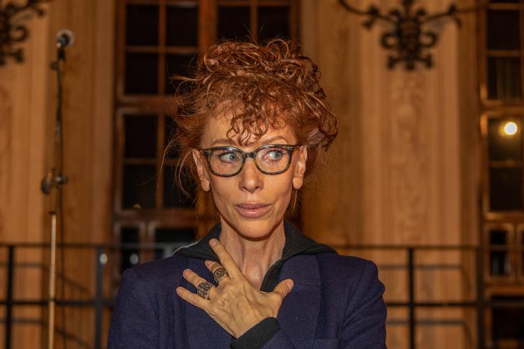 Sibylle Berg har altid været voldsomt oprørt over udviklingen i verden, men har hidtil klaret sig med at få luft for sine frustrationer i romaner, dramatik og klummer i tyske medier. Nu prøver hun at blive valgt til EU-Parlamentet.  Foto: Michael Eichhammer via www.imago/Ritzau Scanpix