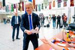 Geert Wilders, leder af højrefløjspartiet PVV, stemtei Haag tidligere i dag. Som største parti i den nye hollandske regering, venter alle spændt på, hvor stor tilslutning, han får til EU-Parlamentsvalget.  Foto: Nick Gammon/Ritzau Scanpix