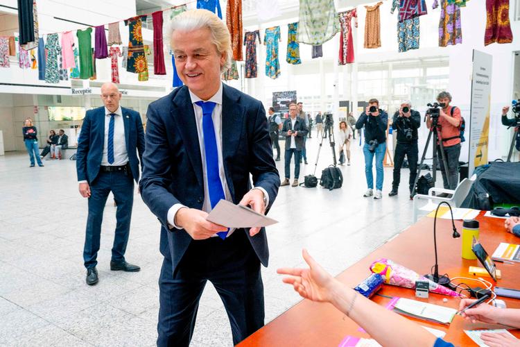 Geert Wilders, leder af højrefløjspartiet PVV, stemtei Haag tidligere i dag. Som største parti i den nye hollandske regering, venter alle spændt på, hvor stor tilslutning, han får til EU-Parlamentsvalget.  Foto: Nick Gammon/Ritzau Scanpix