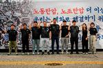 Strejkende Samsung-ansatte råber slagord foran virksomheden i Sydkoreas hovedstad, Seoul. Foto: Anthony Wallace/Ritzau Scanpix