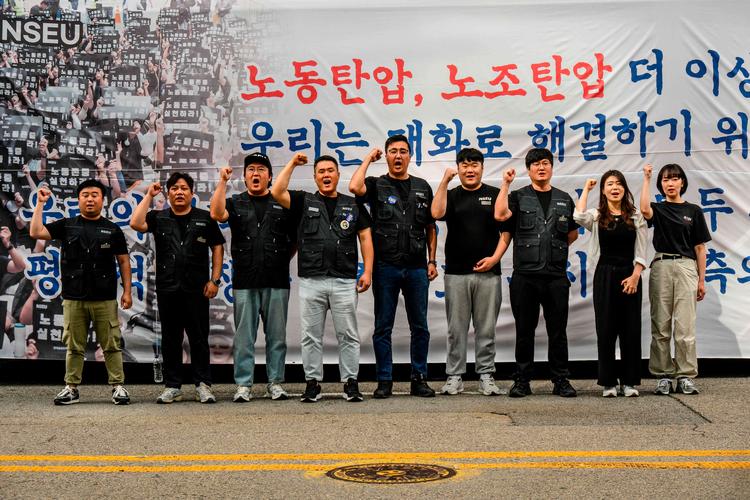 Strejkende Samsung-ansatte råber slagord foran virksomheden i Sydkoreas hovedstad, Seoul. Foto: Anthony Wallace/Ritzau Scanpix