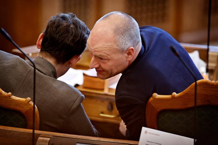 Pelle Dragsted taler med SF's formand, Pia Olsen Dyhr, i folketingssalen. Sidste forår forsøgte Enhedslisten forgæves at overbevise Alternativet og SF om at danne et rødt-grønt valgforbund. Foto: Jens Dresling
