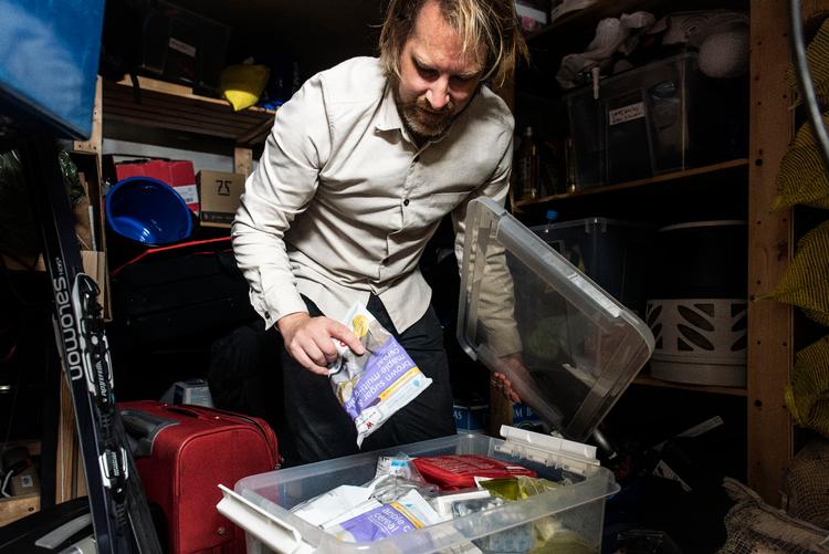Henning Carr Ekroll har kasser med frysetørret mad og medicin i sin kælder i Oslo, så han kan klare sig i en krisesituation.  Foto: Claus Blok Thomsen