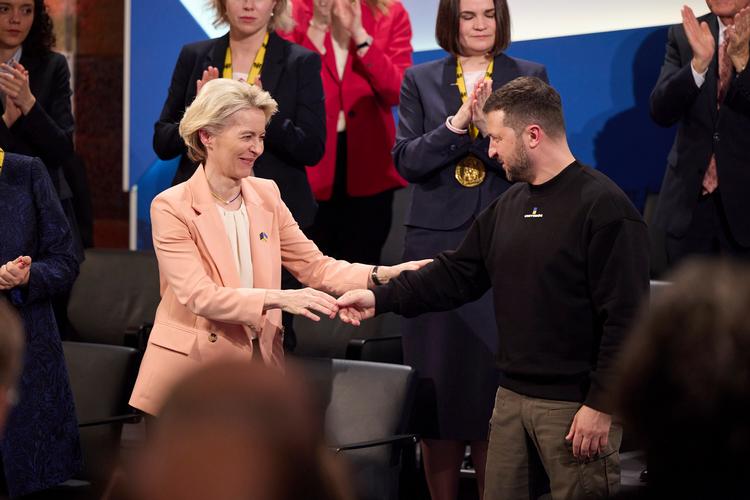 EU-Kommissionens formand, Ursula von der Leyen, fotograferet sammen med Ukraines præsident, Volodomyr Zelenskyj, i sidste måned. Foto: Presidential Office of Ukraine/Ritzau Scanpix