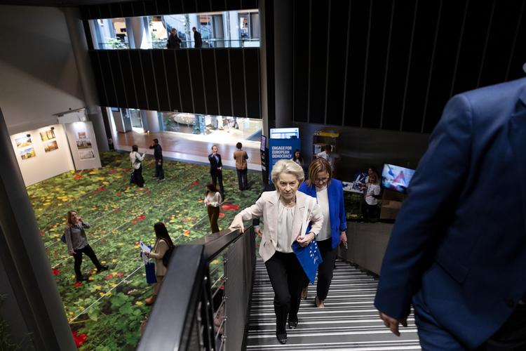Kommissionsformand Ursula von der Leyen på sin sidste charmetur i EU-Parlamentet i Strasbourg i april inden valget. Foto: Thomas Borberg Foto: Thomas Borberg/Ritzau Scanpix