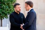 Frankrig intensiverer støtten til Ukraine og vil sende franske kamply afsted, siger præsident Macron under besøg af sin ukrainske kollega, Volodymyr Zelenskyj. Macron oplyser, at man vil begynde at uddanne piloter og mekanikere snarest muligt.  Foto: Ludovic Marin/Ritzau Scanpix