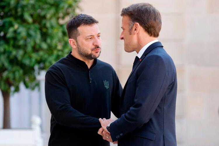 Frankrig intensiverer støtten til Ukraine og vil sende franske kamply afsted, siger præsident Macron under besøg af sin ukrainske kollega, Volodymyr Zelenskyj. Macron oplyser, at man vil begynde at uddanne piloter og mekanikere snarest muligt.  Foto: Ludovic Marin/Ritzau Scanpix
