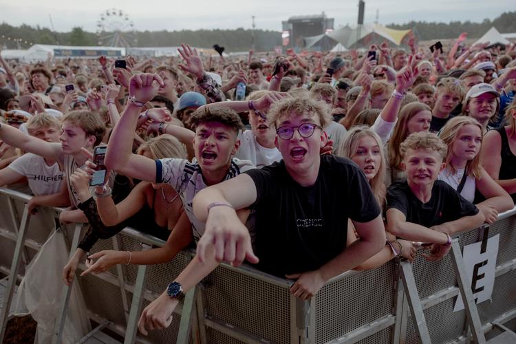 (KUN POITIKEN) Politiken har fulgt rapperen Lamin gennem 2023.  Lamin &amp; Artigeardit spiller en fælles koncert på Tinderbox i Odense. Publikum. Foto: Christian Falck Wolff