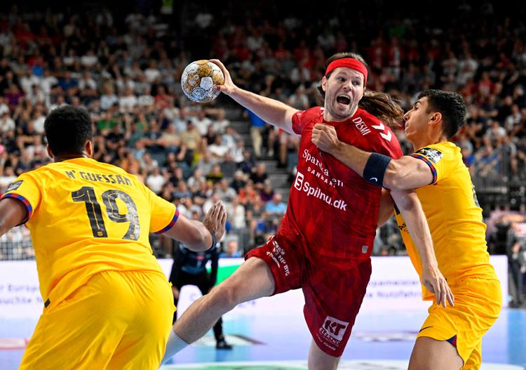 Mikkel Hansen startede på bænken i finalen mod Barcelona, men fik vist,  at der er en grund til, at han regnes for verdens måske bedste spiller nogen sinde.  Foto: Roberto Pfeil/Ritzau Scanpix