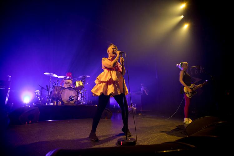 Kathleen Hanna i front for punkbandet Bikini Kill der gæstede Danmark for første gang nogensinde. På scenen var også Tobi Vail, Kathi Wilcox samt en liveguitarist. Foto: Martin Rosenauer