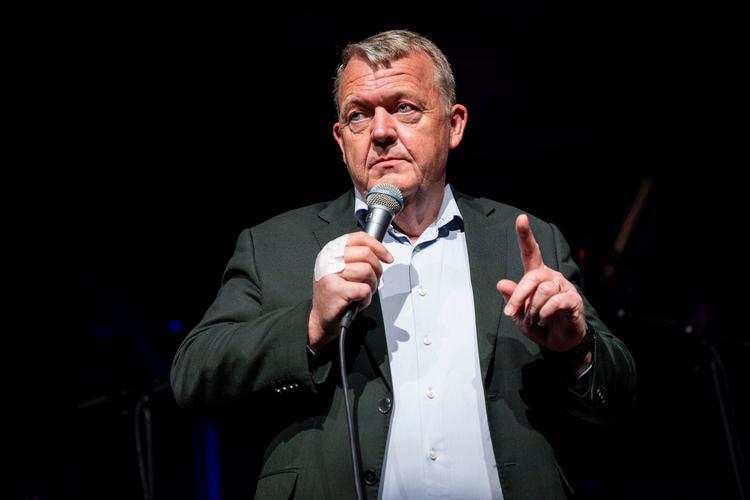 Lars Løkke Rasmussen gik natten mellem søndag og mandag på scenen med en tale, der ikke kun var rettet mod sine partifæller, men i den grad også de to andre regeringspartier. Ifølge Løkke er EP-valget en løftet pegefinger fra vælgerne. Foto: Ida Marie Odgaard/Ritzau Scanpix