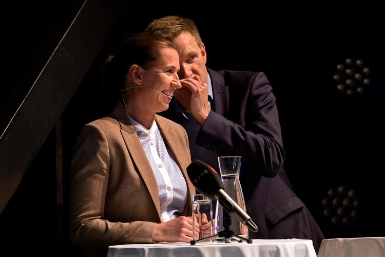Mette Frederiksen optrådte sammen med DF's daværende leder, Kristian Thulesen Dahl, i blandt andet Cirkusbygningen i maj 2017, og langsomt, langsomt, fik hun  overbevist sine gamle socialdemokrater om, at de godt kunne vende hjem. Foto: Finn Frandsen
